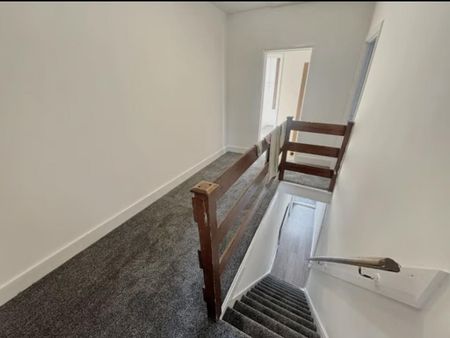 4 bedroom end of terrace house to rent - Photo 4