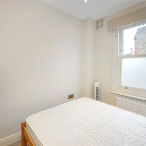 3 bedroom flat in London - Photo 2