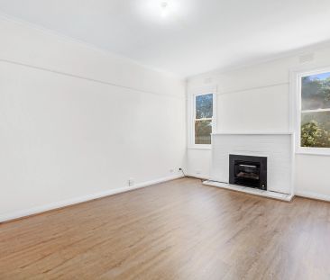 Acharming family home that offers comfort and convenience in a peac... - Photo 2