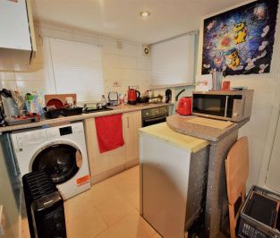 1 bedroom Studio in Cardigan Road, Leeds - Photo 4