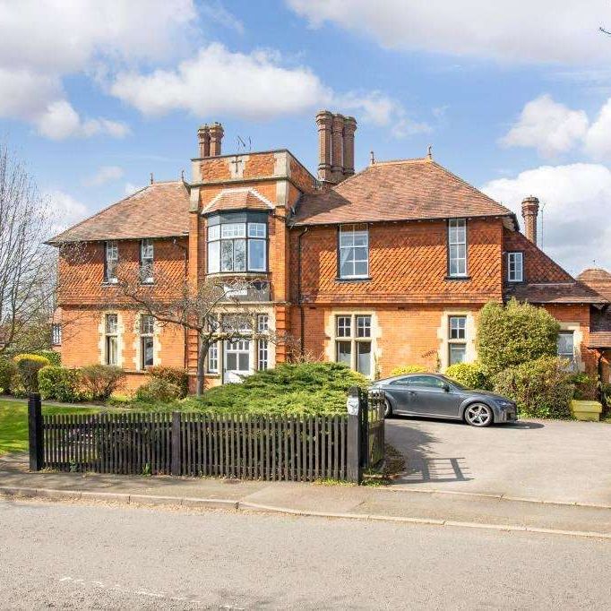 A bright and spacious, two bedroom apartment on the first floor of this luxury period conversion, with off street parking and communal gardens. - Photo 1