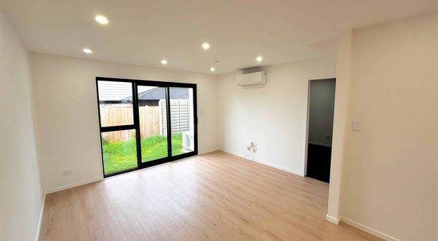 Modern townhouse beauty - Photo 1