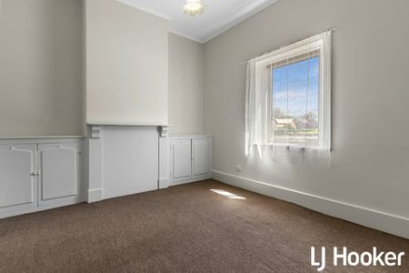 Charming 3-Bedroom Classic Stone Maisonette in a Prime Location - Photo 2