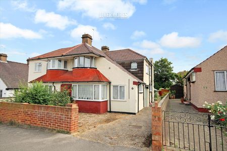 2 bedroom Maisonette to let - Photo 2