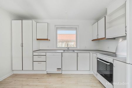 Attraktivt 1-plans rækkehus i Holluf Pile med egen have og parkering - Photo 2