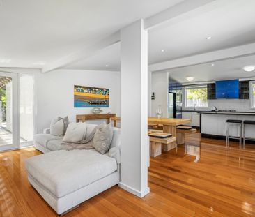 Coastal Charm Just Minutes from the Heart of Town - Fully Furnished - Photo 6