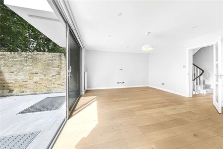 A recently redecorated mid-terrace townhouse, on this quiet road in Primrose Hill Village, opposite the park. - Photo 5