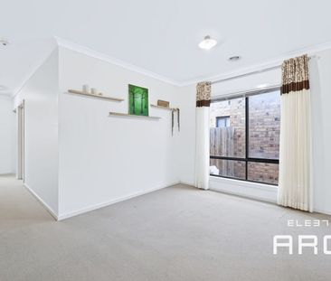 Beautiful 4-Bedroom Home in Aintree - Photo 2