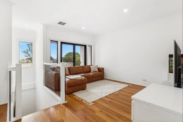 Stylish Townhouse Living in a Prime Eastern Suburbs Location - Photo 1