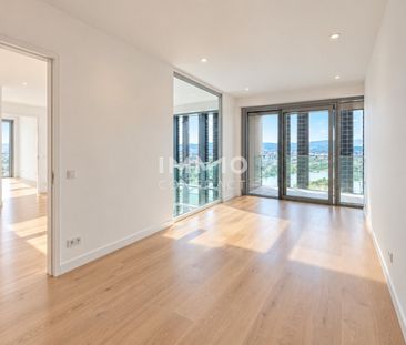 AT THE TOP OF VIENNA – An Exceptional DANUBE Penthouse - Level 51 - Photo 1