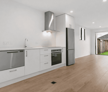 Modern 2 bed 2 bath ensuite with parking - Photo 2