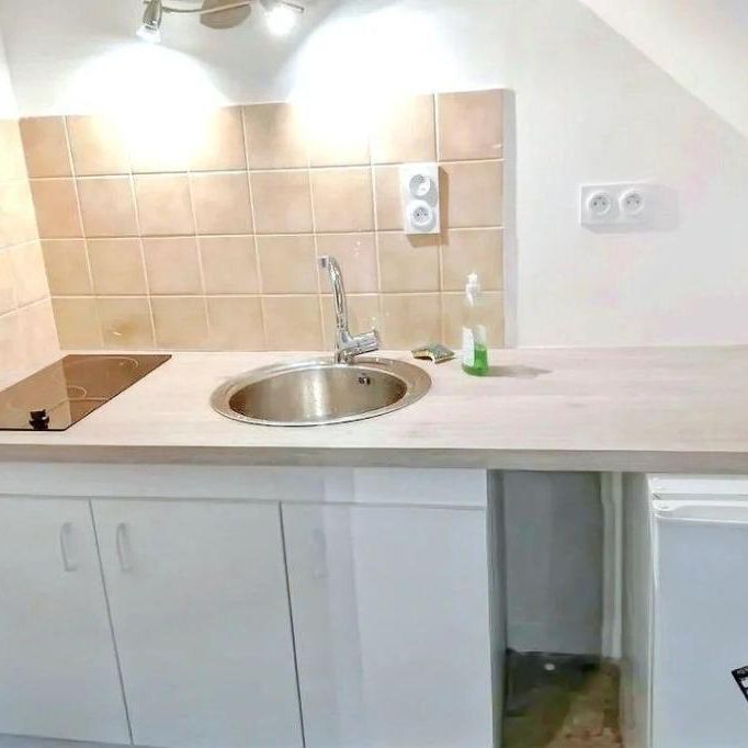 A LOUER: Un Studio situé au 2ème étage sans ascenseur en centre ville à AVALLON (89200) compren... - Photo 2