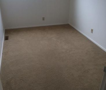 Freshly Painted 3 Bedroom Townhome – $1,700/month - Photo 3