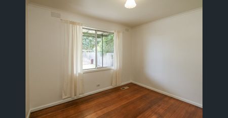 Three-bedroom home within walking distance to everything in town. - Photo 3