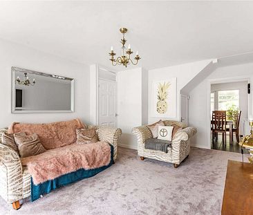 A well presented family home set in vibrant Tonbridge - Photo 2