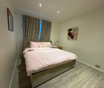 4 bedroom semi-detached house to rent - Photo 3