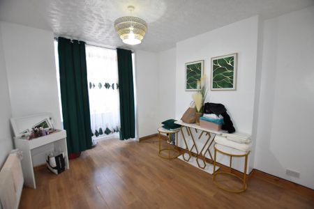 3 bedroom end of terrace house to rent - Photo 5