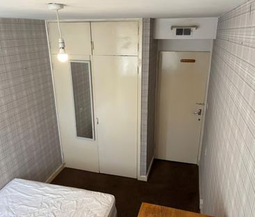 Room in a Shared Flat, York Road, SW11 - Photo 3