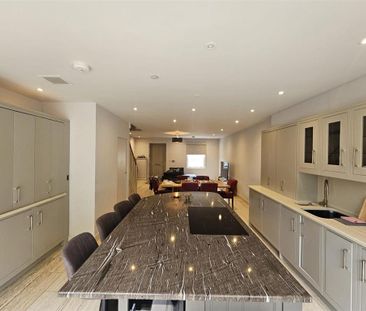4 bedroom end of terrace house to rent - Photo 3