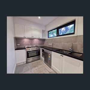 Affordable Spacious home Close to Springvale Station! - Photo 2