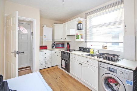 2 bedroom semi-detached house to rent - Photo 5