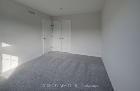 Townhouse For Lease | X8097308 - Photo 4