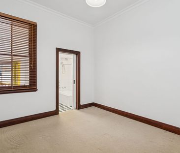 Charming Apartment in Sought-After North Perth Location - Photo 2