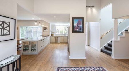 Large Family Home, newly renovated! - Photo 5
