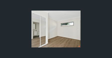 Upstairs room with water & electricity included - Photo 5