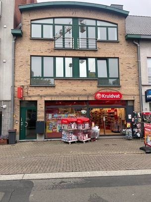 Leuk 2-slaapkamerappartement op de Grote Markt van Zelzate - Foto 1