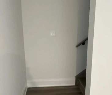 Detached Home For Lease | N9247650 - Photo 3