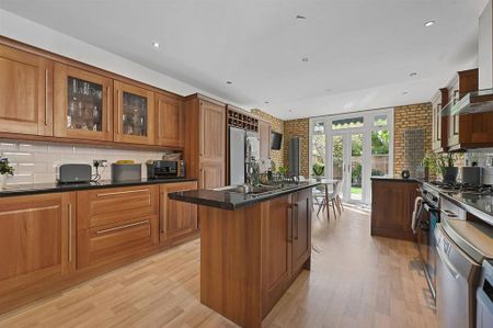 5 bedroom end of terrace house to rent - Photo 2