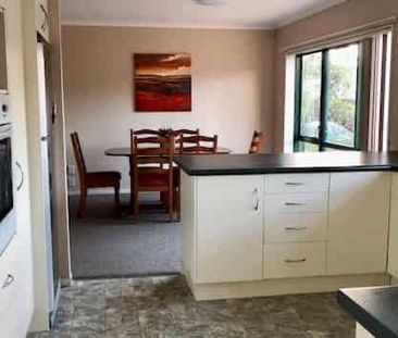 3 Bedrooms in Botany Downs - Photo 4