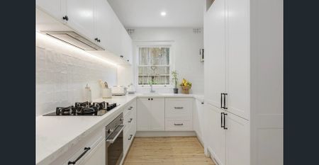 Sunlit Boutique Apartment With Balcony and Ocean Views - Photo 3