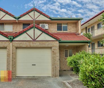 NEWLY RENOVATED 2 BEDROOM TOWNHOUSE - AIR CONDITIONED - Photo 4