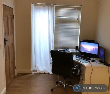 3 bedroom flat to rent - Photo 4