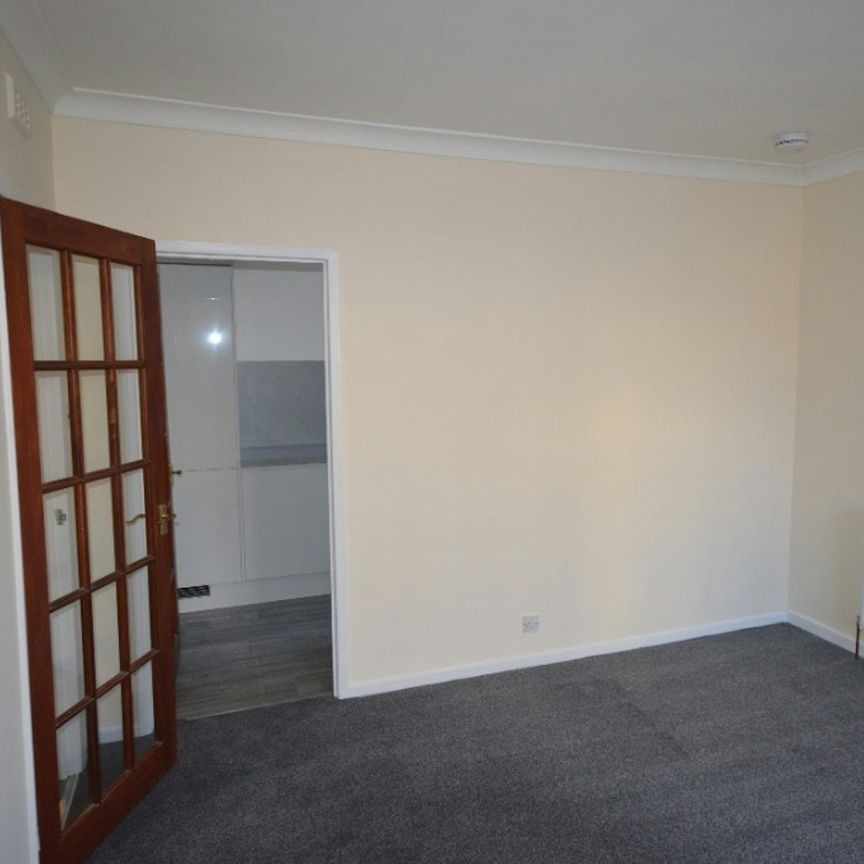 Flat to rent on - Photo 1
