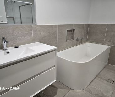 ULTRA MODERN LUXURY 3 BEDROOM TOWNHOUSE with DUCTED AIR-CON - Photo 6
