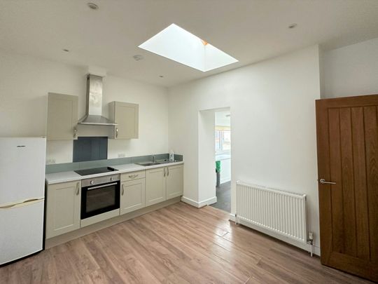 Flat to rent on - Photo 1