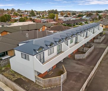 Beautifully appointed apartment - Photo 6