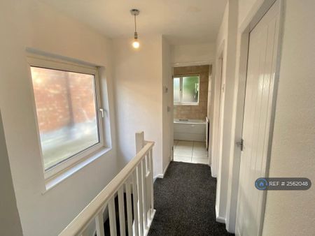 3 bedroom semi-detached house to rent - Photo 2