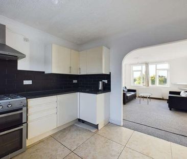 E North Parade, Chessington, Surrey, KT9 - Photo 3