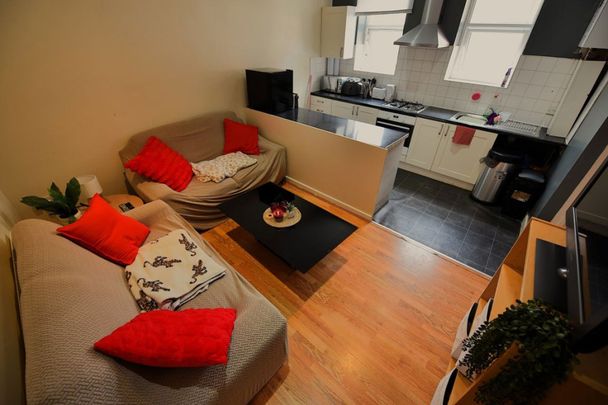 3 bedroom Flat in Flat 1, Leeds - Photo 1