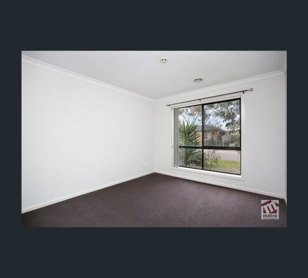 6 Phillip Drive, Wyndham Vale, Vic 3024 - Photo 2