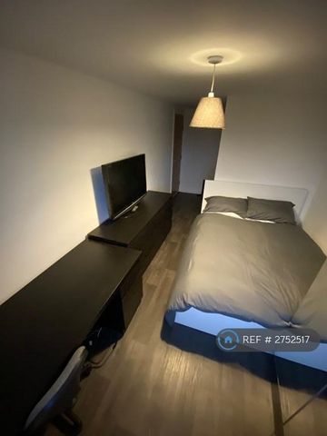 3 bedroom flat to rent - Photo 5