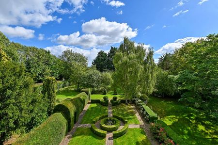 A substantial Grade II listed country home with mature maintained gardens - Photo 2