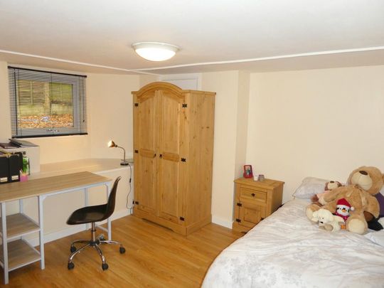 8 bedroom semi-detached house to rent - Photo 1