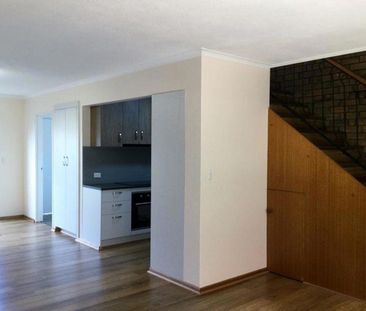 Stylish 2 Bedroom Double Storey Townhome 15 mins to CBD & Universit... - Photo 2