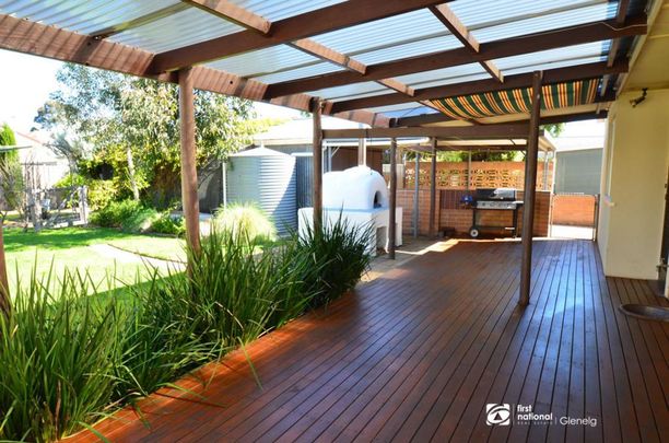 3 bedroom home, just a short walk to tram! - Photo 1