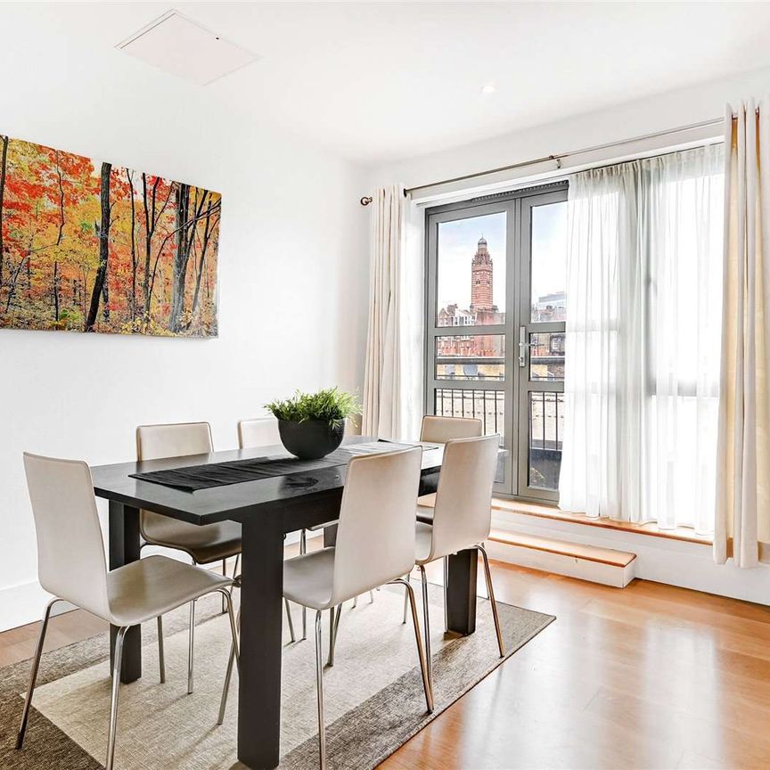 Impressive modern 2 bedroom, 2 bathroom split level apartment with garaged parking and 24/7 concierge. - Photo 1
